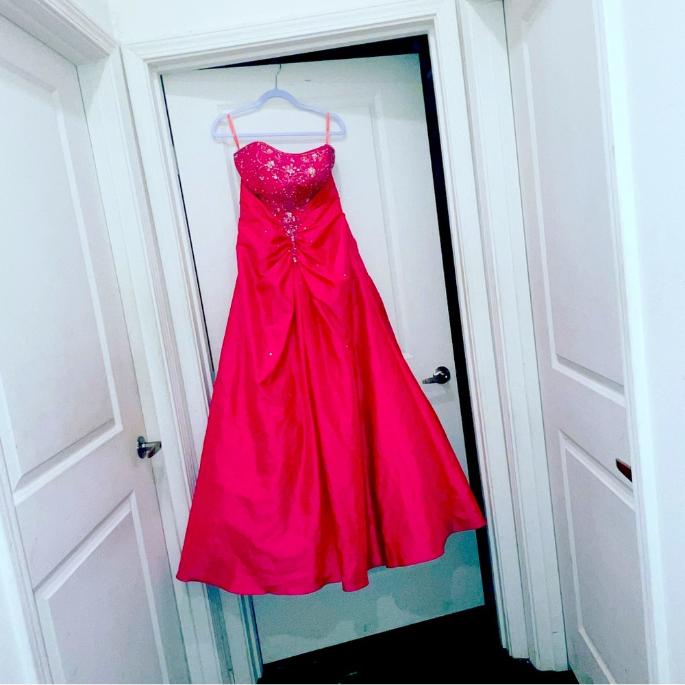 Magenta pink Strapless Quinceañera dress only been worn once&other strapneedsfix